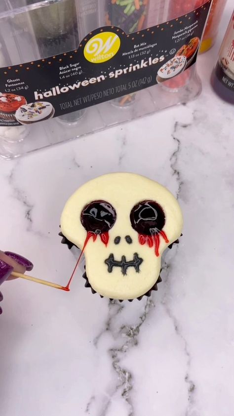 Spooky scary skull cupcakes 💀🩸☠️Here’s another shaped cupcake hack that I created for @wiltoncakes #halloweenideas Super cute or super spooky?? Use foil logs to shape your cupcake cases 🪵 Pipe white buttercream using tip 2A💀Press down onto parchment paper 👇🏻Freeze for 20 minutes 🥶Use a small piping tip to make eye holes while the buttercream is still cold 👀Fill with edible blood and use a toothpick to make the eyes bleed 🩸😵‍💫Add nostrils and a mouth using black royal icing 🖤#cupcake Skeleton Cupcakes Halloween, Halloween Cupcakes Decoration Scary, Cute Easy Halloween Cupcakes, Cool Halloween Cupcakes, Jack Skellington Cupcake Cake, Skull Cupcake Cake, Halloween Cupcakes Easy Simple, How To Icing Cupcakes, Halloween Baking Cupcakes