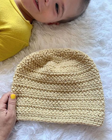 How to Crochet a Basic Beanie for Beginners | Hooked on Homemade Happiness Dc Beanie, Simple Crochet Hat, Kaleidoscope Crochet, Chemo Hats, Cocoon Sweater, Honeycomb Stitch, Crochet Knit Hat, Beanie Crochet, Crochet Boho