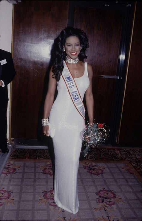 Kenya Moore is crowned Mis USA Beauty Pageant Aesthetic, Black Pageant Queens, Pageant Aesthetic, Pageant Life, Kenya Moore, Pageant Girls, Pageant Crowns, Miss America, Dark Skin Women