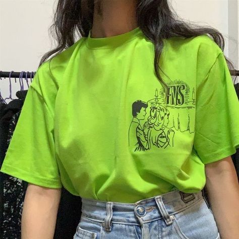 Green Tshirt Outfit, Fe Clothing, Tshirt Outfit, Neon Fashion, Green Tshirt, Top T Shirt, Retro Chic, Aesthetic Outfits, Short Sleeve Top