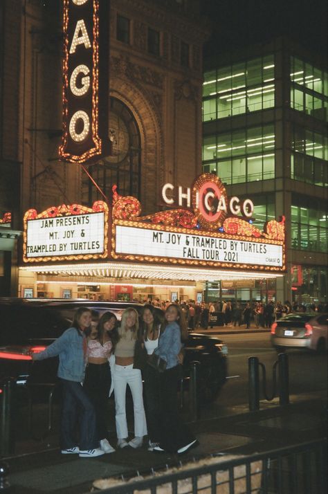 Chicago Bar Aesthetic, Broadway Pictures Ideas, Chicago Night Life, Chicago Signs, Usa Life, Chicago Night, Bar Aesthetic, Chicago Bars, Chicago Aesthetic