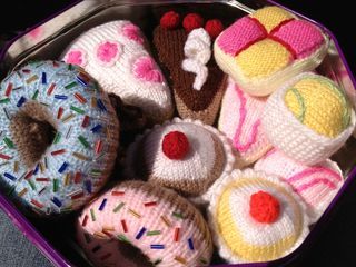 knitted food Knitted Cakes, Knit Food, Knit Cupcake, Crochet Cakes, Knitted Food, Crochet Cake, Knitted Gifts, Knitting Group, Crochet Fruit