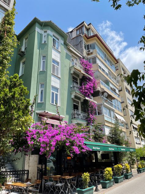 Kadikoy Fake Story, Istanbul Houses, Istanbul Architecture, Kadikoy Istanbul, Turkey Photography, Istanbul Turkey Photography, 10 Year Plan, Aesthetic Plants, Apartment Aesthetic