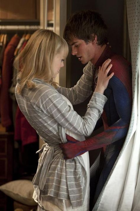 Peter and Gwen <3 One of my favorite scenes! Gwen Stacy, Andrew Garfield, Amazing Spider, The Amazing, A Man, Clothes