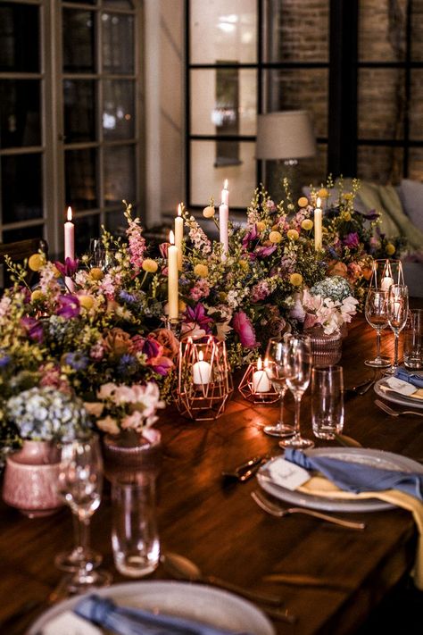 Die Hochzeitsblumen-Tischdeko ist herrlich üppig und herrlich bunt. Da die Farbtöne und -nuancen aber so geschmackvoll aufeinander abgestimmt sind, wirkt diese Vintage-Hochzeitsdeko unheimlich stimmig. Das gesamte Hochzeitskonzept - mit übrigens noch viel mehr Blütenträumen 😍 💐 - gibt es bei uns im Blog! 😘 #hochzeitsblumentischdeko #hochzeitsdekovintage Grazing Table, Bridal Musings, Color Mix, Styled Shoot, Summer Wedding, Wedding Planning, Dream Wedding, Table Settings, Wedding Inspiration