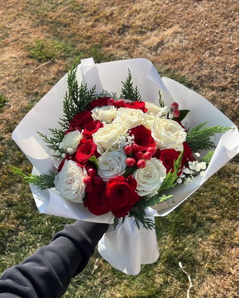 6 days til Christmas! Make sure to get your orders in 💐 #floraldesign #prettybouquets #rosebouquet #floristofinstagram #559bouquets #flowerbouquet #explorepage #explore #supportlocal #fresnoflowers #fresnoflorist #ramobuchón #fresnocalifornia #christmasbouquet Christmas Roses Bouquet, December Flower Arrangements, Ramo Ideas, Flower Arrangements Bouquets, December Flower, Xmas Flowers, Christmas Bouquet, Christmas Rose, December 19