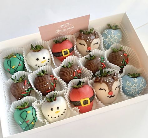 Christmas Covered Strawberries, Christmas Strawberry, Xmas Desserts, Chocolate Covered Strawberry Recipe, Strawberry Treats, Xmas Treats, Chocolate Covered Fruit, Christmas Cake Designs, Christmas Berries