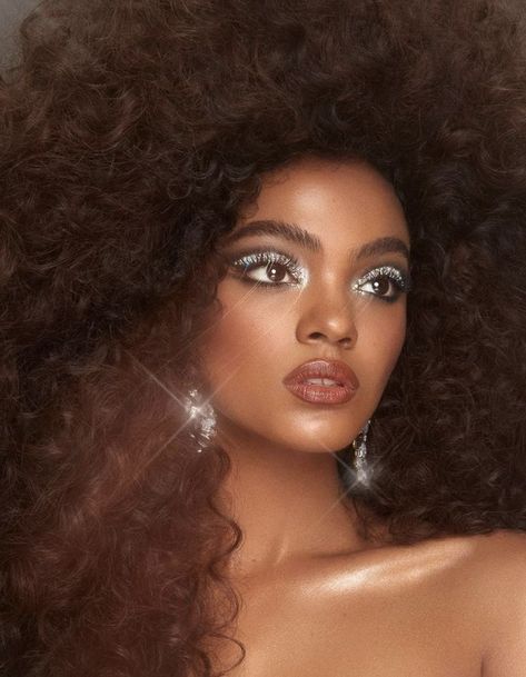 These are the 10 best New Year's Eve makeup looks for dark skin. Our writer found the best New Year's Eve makeup looks for dark skin on Instagram. See them all here. Visit Byrdie.com to find out more! #byrdie #beauty #makeup #skincare (Photo by @nikki_makeup) Makeup Looks For Dark Skin, 70s Disco Makeup, 70s Hair And Makeup, New Year's Eve Makeup, Nikki Makeup, Look Disco, Disco Makeup, Disco Hair, Eve Makeup