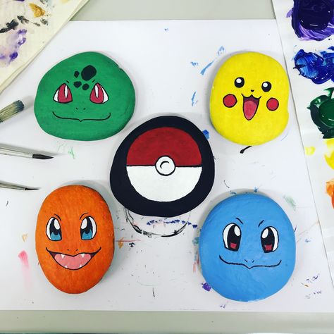 Painted the starter pokemon on some rocks 🎨 Rock Painting Pokemon, Rock Painting Ideas Pokemon, Pokemon Rocks Painting, Pokemon Painted Rocks, Painting Ideas Pokemon, Pokemon Stones, Painting Pokemon, Starter Pokemon, Paw Painting