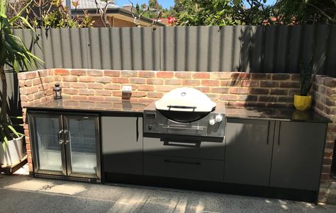 Outdoor Kitchen with Weber Q BBQ, Beefeater fridge and Laminex cabinetry Backyard Decorating, Outdoor Grill Area, Kitchen Design Gallery, Outdoor Bbq Area, Roof Gardens, Outdoor Kitchen Decor, Outdoor Kitchen Bars, Outdoor Gas Fireplace, Build Outdoor Kitchen