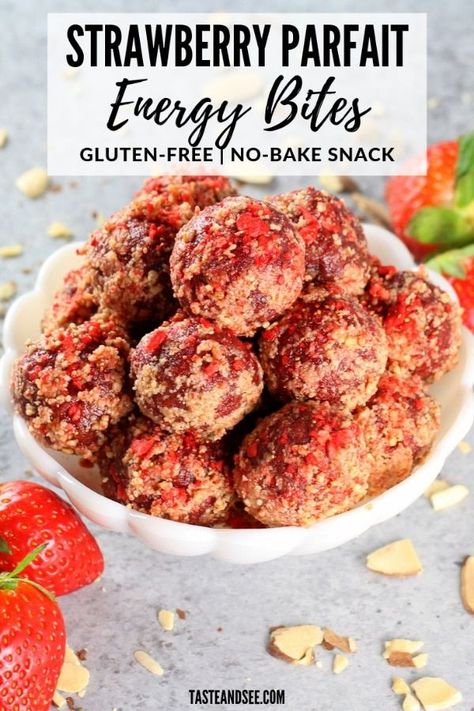 Treats With Oats, Granola Bites, Strawberry Parfait, Energy Bites Recipes, Strawberry Protein, Strawberry Oatmeal, Healthy Strawberry, Appetizer Ideas, Photo Food