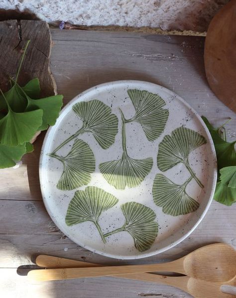 Scraffito Designs Simple, Textured Plates, Painted Pottery, Keramik Design, Ceramic Jug, Ginkgo Biloba, Painted Leaves, Sgraffito, Unique Ceramics