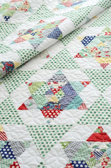 Triangle Quilt Pattern, Quilt Modernen, Pretty Quilt, Hexagon Quilt, Colorful Quilts, Triangle Quilt, Star Quilts, Antique Quilts, Scrappy Quilts