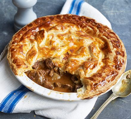 Nothing beats a classic homemade steak pie, complete with golden-brown flaky pastry and a rich filling. This easy family feast takes just 15 minutes prep Steak Pie Recipe, Individual Pie, Stewing Steak, Steak Pie, Recipes Steak, Beef Pies, Easy Steak Recipes, Easy Steak, Meat Pies