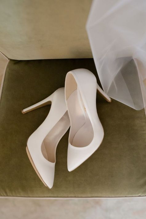 Classy Wedding Heels, White Heels Wedding Bridal Shoes, Island Ideas With Stove, Dream Shoes Heels, Kitchen Island Ideas With Stove, Elegant Wedding Shoes Brides, Elegant Wedding Heels, Wedding Heels Elegant, Bride Shoes Wedding Heels