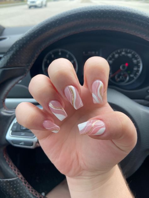 Short Square Acrylic Nails White And Silver, Nails 2023 Trends Graduation, White Lines Nails Design, White And Gold Nails Coffin Short, White Nails Square With Designs, Grad Nails 2023, Gel Nail Designs White And Gold, R Nails Designs, White And Gold Nails Short Square