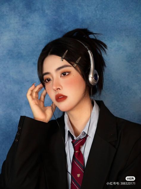 Holding Headphones Pose, Headphones Pose, Panasonic Headphones, Daring Diva, Photo Yearbook, Yearbook Photoshoot, Makeup Tiktok, Yearbook Ideas, Makeup Idea