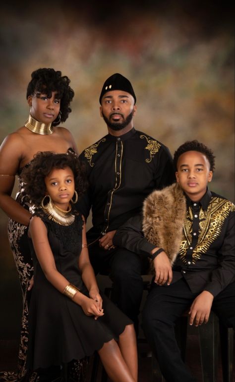 Black Family Photoshoot Picture Ideas Royalty, African Print Family Photoshoot, Family Royalty Photoshoot Ideas, Vintage Black Family Photos, African Family Photoshoot Ideas, Nigerian Family Photoshoot Ideas, Black And Gold Family Pictures Outfits, Family Photo Ideas Black Family, Picture Poses Family