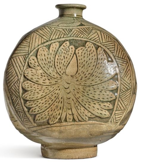 Buncheong sgraffiato 'floral' moonflask, Joseon dynasty, 15th century. Buncheong Pottery, Korean Ceramics, Pottery Idea, Korean Pottery, Joseon Dynasty, Ancient Pottery, Sgraffito, 15th Century, Amazing Art