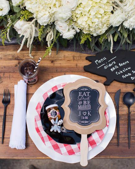 10 Easy Tips for Hosting a Stunning I DO BBQ Shower - Crowning Details Bbq Bridal Shower Ideas Decor, I Do Bbq Decorations Backyards, Bbq Bridal Shower Ideas, Bbq Table Decorations, Wedding Venue Simple, I Do Bbq Decorations, Bridal Shower Bbq, I Do Bbq Wedding, Bridal Shower Tablescape