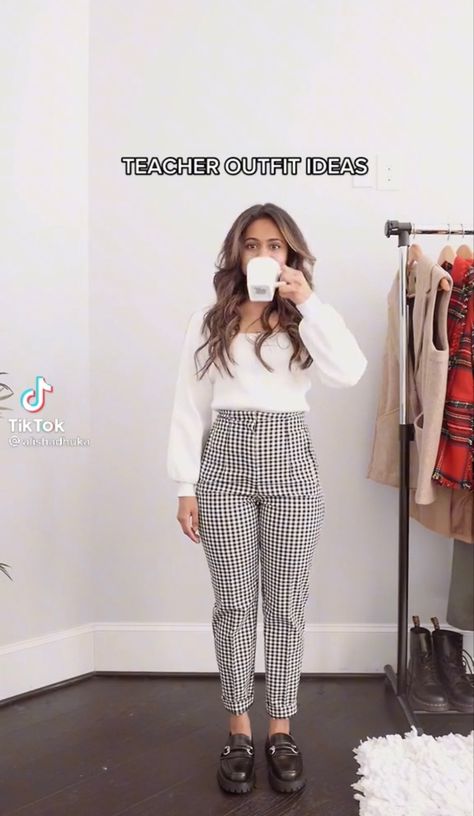 Leasing Consultant Outfits, Therapist Fits, Therapist Attire, Placement Outfits, Receptionist Outfit, Edgy Professional, Checkered Pants Outfit, Teacher Core, Leasing Consultant