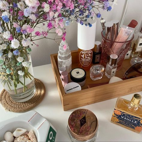 room desk inspiration perfume shells flowers aesthetic bedroom vanity makeup Vanity Desk Ideas Organizations, Self Care Desk, Beach Desk Decor, Beauty Table Aesthetic, Desk Makeup Ideas, Things To Put On Vanity, Vanity Inspiration Aesthetic, Beauty Desk Aesthetic, Makeup Organization On Dresser