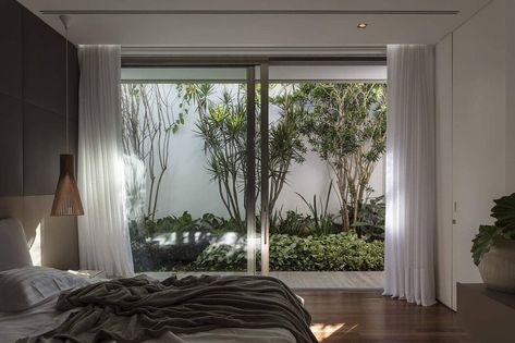 RV3 House by Aguirre Architecture Courtyard Bedroom, Bedroom Courtyard, Casa Country, House Extension Design, Small Backyard Gardens, Bedroom Views, Bungalow Style, Minimalist House Design, Patio Interior