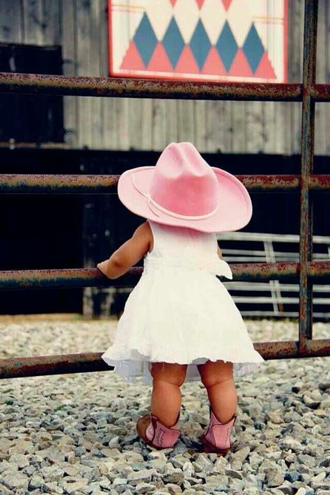 Love the pink cowgirl hat an boots. Country Baby Girl, Cowgirl Photoshoot, Cowgirl Pictures, Cowgirl Baby, Cowgirl Birthday Party, Cowgirl Birthday, Country Kids, Baby Cowboy, Cowgirl Outfits