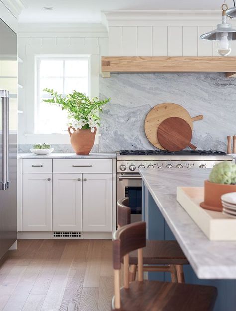 24 Shiplap Backsplash Ideas to Warm Up Your Kitchen Exposed Wood Ceilings, Shiplap Kitchen, Painting Kitchen Cabinets White, Patterned Tile Backsplash, Shiplap Backsplash, Dark Countertops, Kitchen Post, Devol Kitchens, Diy Shiplap