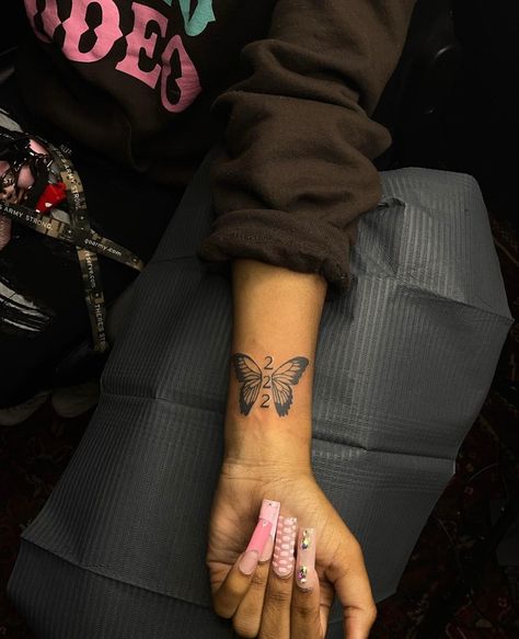 Ink Therapy, Hand Tattoos For Girls, Hello Kitty Tattoos, Pretty Hand Tattoos, Neck Tattoos Women, Small Flower Tattoos, Writing Tattoos, Tattoos For Black Skin, Pretty Tattoos For Women