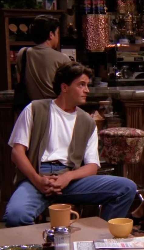 Season 1 Chandler, Chandler Bing Outfits, 90s Men Outfits, Friends Outfits 90s, 90s Fashion Men Outfits, Fashion Men Outfits, 90s Outfit Men, Friends Season 1, Chandler Friends