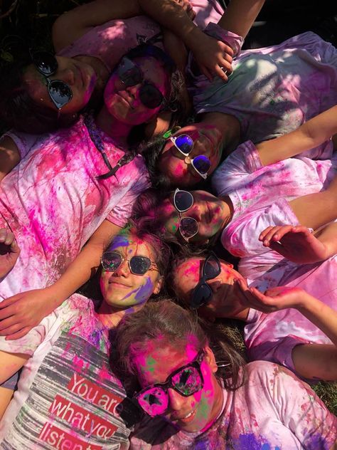 Holi Group Photoshoot Ideas, Holi Asethic Photo, Holi Party Aesthetic, Holi Celebration Photography, Desi Holi Aesthetic, Asthetic Holi Pics, Holi Pic Ideas With Friends, Holi Photo With Friends, Holi Pose Ideas With Friends