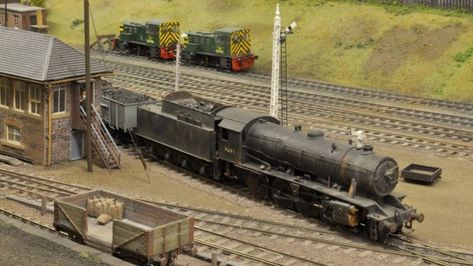 How to build the perfect model railway - BBC News Model Railways Uk, Model Train Table, Human Relations, Hobby Trains, Ship Building, Standard Gauge, Model Train Sets, Model Railways, Magazine Images