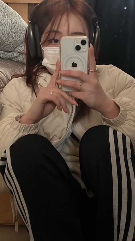 Airpods Pro Max Outfit, Airpods Max Outfit, Airpod Max, Madison Beer Outfits, Girl With Headphones, Girls Mirror, Airpods Max, Pretty Phone Cases, Uzzlang Girl