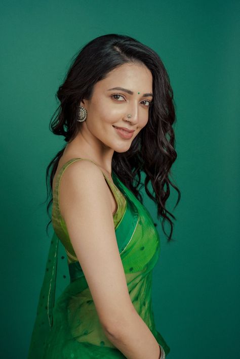 Neha Shetty, Actress Wallpaper, Saree Photoshoot, Green Saree, Wallpaper App, Fit Body, Priyanka Chopra, Beautiful Blouses, Deepika Padukone