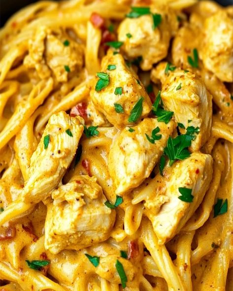 Discover how to make this easy, creamy chicken curry pasta in just 20 minutes. A flavorful weeknight dinner everyone will love! Curry Chicken Pasta, Creamy Curry Chicken, Pasta Recipe Easy, Creamy Chicken Curry, Easy Creamy Chicken, Creamy Curry, Curry Pasta, Curry Spices, Coconut Milk Curry