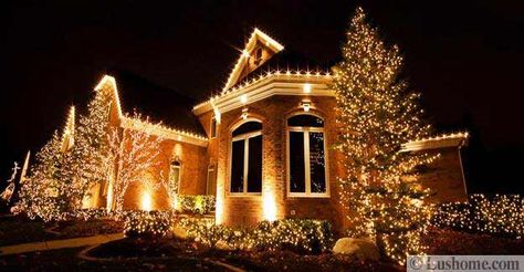 outdoor home decorating with led lights Christmas Pictures With Lights, Professional Christmas Lights, Best Outdoor Christmas Decorations, Christmas Lights Outside, Christmas Light Installation, Hanging Christmas Lights, Front Door Christmas Decorations, Christmas House Lights, Net Lights