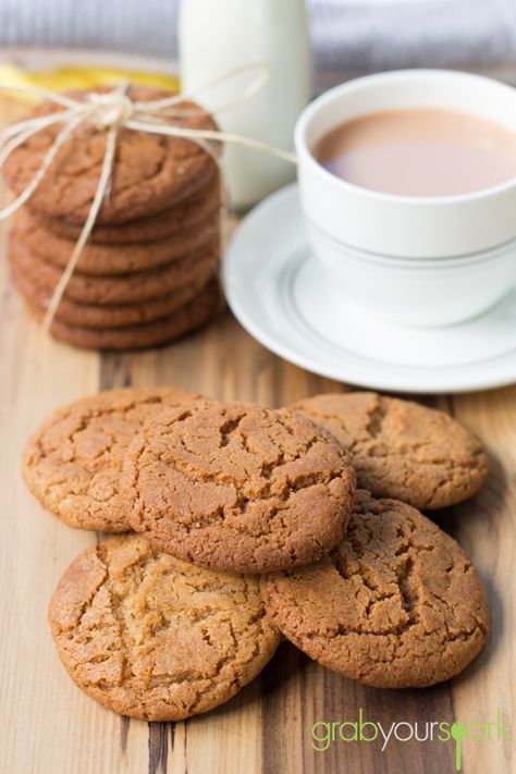 Ginger Nut Biscuits - Grab Your Spork | grabyourspork.com Gingersnaps Recipe, Ginger Nut Biscuits, Ginger Snap Cookies Recipe, Ginger Snaps Recipe, Soft Ginger Cookies, Lemon Bar, Ginger Biscuits, Ginger Nut, Biscuits Easy