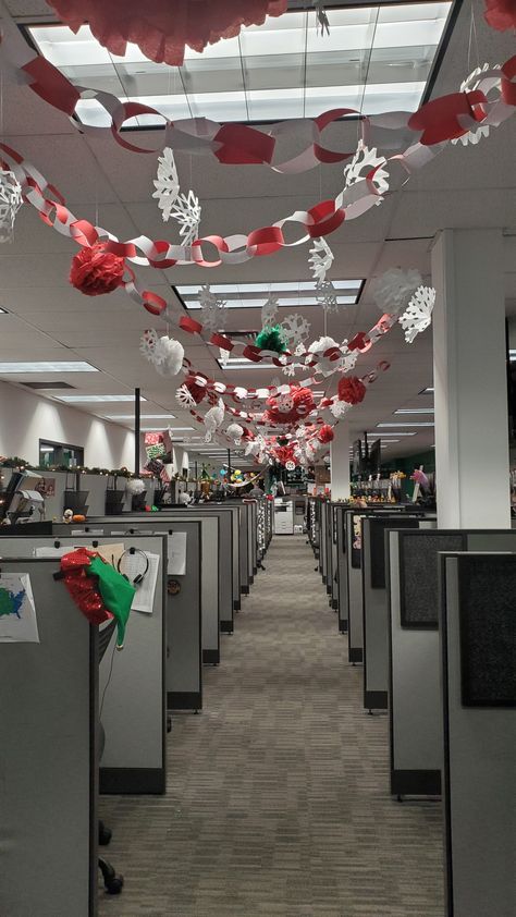 Ceiling Pom Poms Decoration, White Christmas Office Decor, Corporate Office Christmas Decor, Office New Year Decoration, Christmas Decor Workplace, Healthcare Christmas Decorations, School Hall Christmas Decorations, Christmas Hall Decorations, Christmas Office Decorations Cubicles