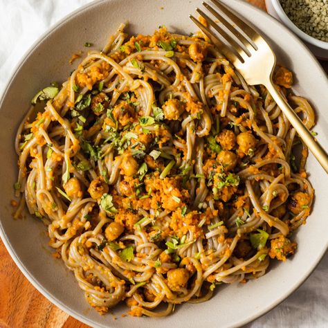 Ginger Miso Soba Noodles with Crispy Chickpeas (vegan) - Avocado Skillet Miso Soba Noodles, Soba Noodles With Peanut Sauce, Veggie Soba Noodles, Soba Noodles Vegan, Vegetarian Soba Noodles, Avocado Skillet, Tofu And Soba Noodles, Soba Noodles Recipe, Ginger Miso