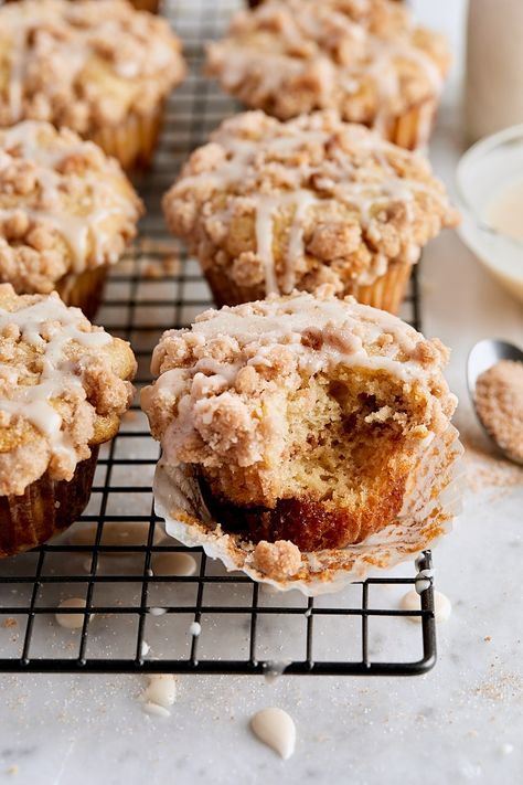 Sour cream coffee cake muffins with a cinnamon sugar ribbon and buttery crumb topping taste just like homemade coffee cake! Muffins Bakery Style, Sour Cream Coffee Cake Muffins, Cinnamon Coffee Cake Muffins, Apple Crumble Muffins, Freeze Muffins, Sour Cream Muffins, Homemade Coffee Cake, Crumble Muffins, Peach Muffins