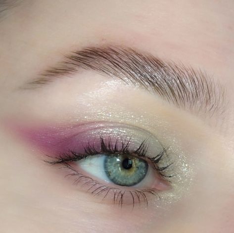 Pink And Green Fairy Makeup Looks, Melanie Martinez Concert Makeup Looks, Melanie Martinez Aesthetic Makeup, Melanie Martinez Eye Makeup, Melanie Martinez Trilogy Tour Makeup Ideas, Melanie Makeup Looks, Pastel Fairy Makeup, Green Pink Eyeshadow, Melanie Martinez Concert Makeup Ideas