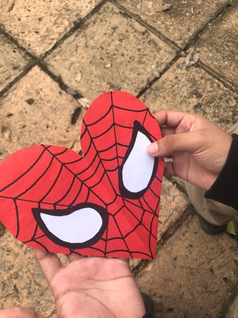 Spiderman Gifts For Boyfriend Diy, Spiderman Gift Ideas For Boyfriend, Spiderman Amor, Spiderman Gifts For Boyfriend, Spiderman Gift Ideas, Curly Hair And Bangs, Bangs With Curly Hair, Spiderman Cards