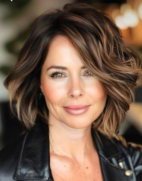 Party Waves Hairstyles, French Women Hairstyles Over 40, French Hair Style, Party Hairstyles For Short Hair, Women In 40s, Bun High, 40s Hairstyles, Rambut Brunette, Classic Bob