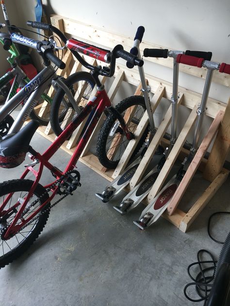 Bike rack made from scrap 2x4s Garage Organization Bikes, Pallet Bike Racks, Wood Bike Rack, Garage Floors Diy, Rack Velo, Truck Bike Rack, Indoor Bike Rack, Diy Bike Rack, Cool Things To Build