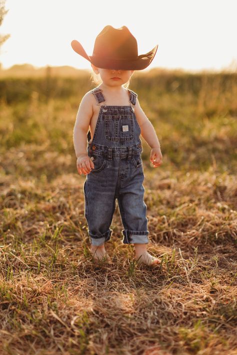 1st Birthday Farm Pictures Photo Ideas, Farm One Year Old Pictures, 1st Rodeo Photoshoot, Toddler Cowboy Photoshoot, Baby Cowboy Photoshoot, Outdoor One Year Old Photoshoot, Moms Photography, Toddler Pictures, Western Photoshoot