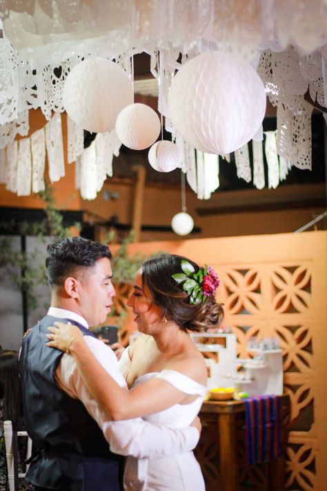 Papel picado, boda mexicana Papel Picado Wedding, Wedding Mexican, Wedding Drapery, Boda Mexicana, Flower Arrangements Diy, Mexican Wedding, Wedding Idea, Flower Arrangements, Lanterns