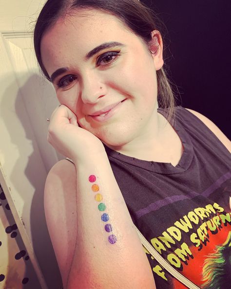 Arm tattoo of small rainbow dots. Pride. First tattoo. Tattoo Dark Skin, Tattoo Emo, Chakra Painting, Rainbow Tattoo, Tato Flash, Pride Designs, Emo Tattoos, Tattoo Dark, Pride Tattoo