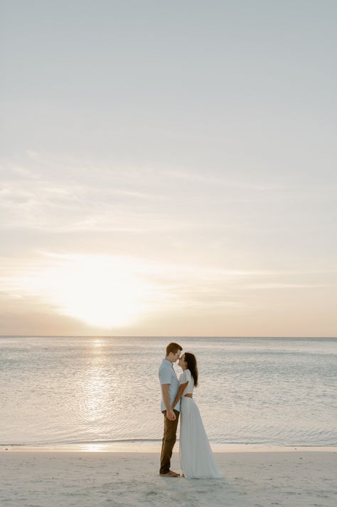 Save The Date Beach Photoshoot, Save The Date Beach Pictures, Beach Save The Date Photos, Pre Wedding Praia, Engagement Photo Shoot Beach, Sunrise Pics, Engagement Pictures Beach, Engagement Aesthetic, Elopement Pictures