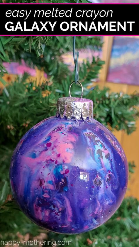 Galaxy Christmas, Clear Christmas Ornaments, Melted Crayons, Diy Crayons, Crayon Crafts, Clear Glass Ornaments, Diy Galaxy, Diy Christmas Ornaments Easy, Clear Ornaments